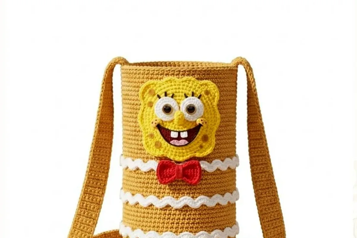 Crochet the base cleanly for the Sunny Sponge crochet bottle holder