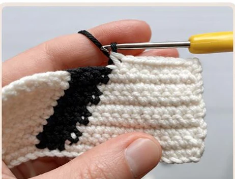 Right-side intarsia color-change demonstration photograph 4