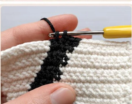 Right-side intarsia color-change demonstration photograph 5