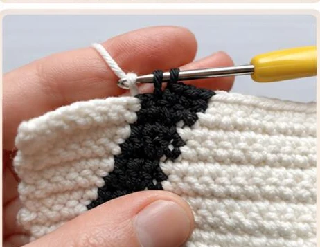 Right-side intarsia color-change demonstration photograph 6