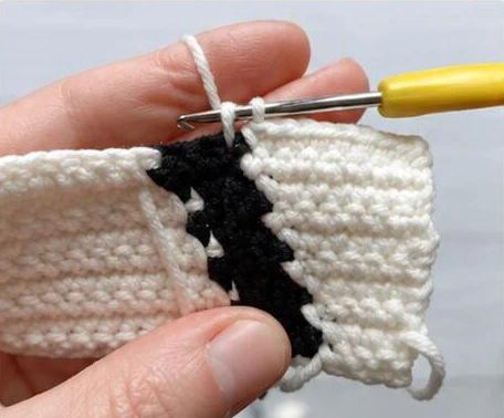 Wrong-side intarsia color-change demonstration photograph 1