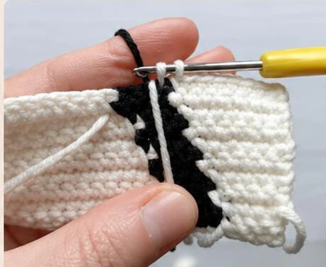 Wrong-side intarsia color-change demonstration photograph 2
