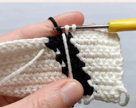Wrong-side intarsia color-change demonstration photograph 3