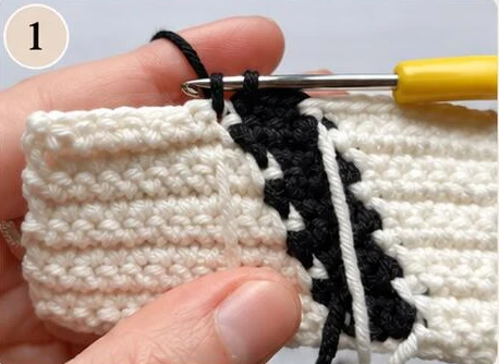 Wrong-side color change and yarn placement photograph 5