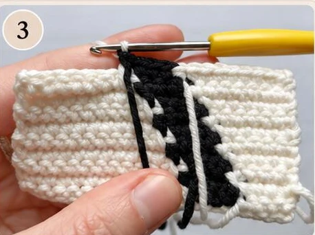 Wrong-side color change and yarn placement photograph 7