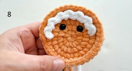 Gingerbread • Photo 8: completed white icing trim