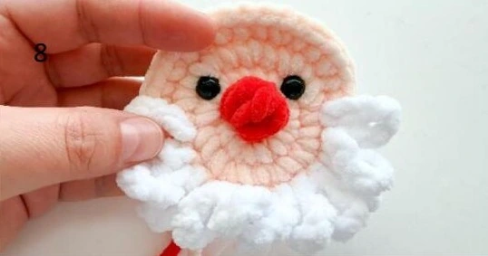 Santa • Photo 8: attach the red nose