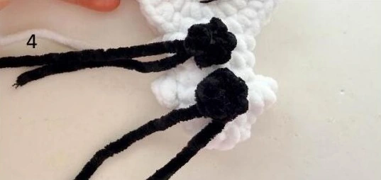Snowman • Photo 4: two black buttons