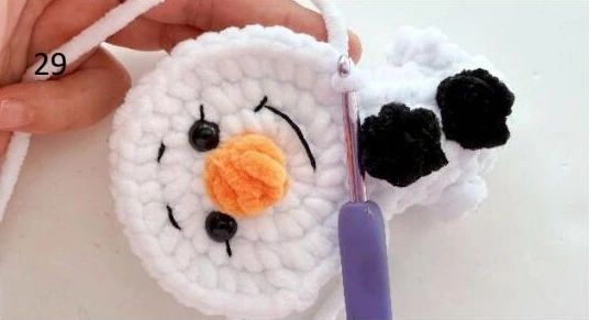 Snowman • Photo 29: attach the yarn