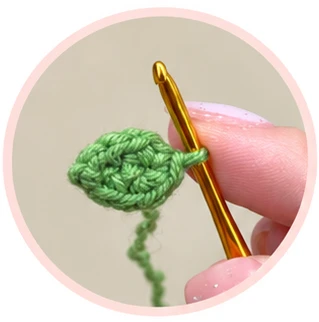 Green two-leaf hat decoration, process photograph 1