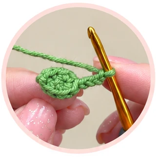 Green two-leaf hat decoration, process photograph 2