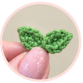 Green two-leaf hat decoration, process photograph 3